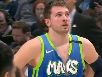 Doncic raja su camiseta en pleno partido Doncic raja su camiseta en pleno partido