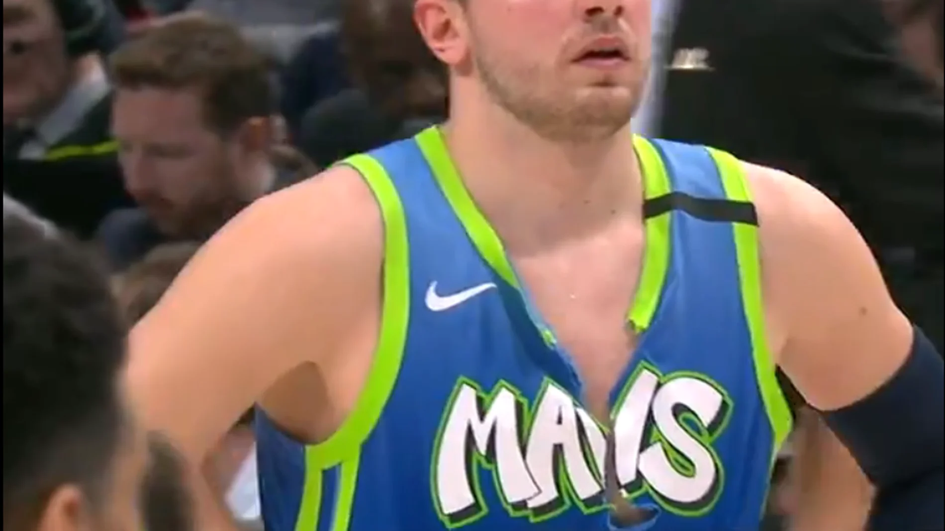 Doncic raja su camiseta en pleno partido Doncic raja su camiseta en pleno partido