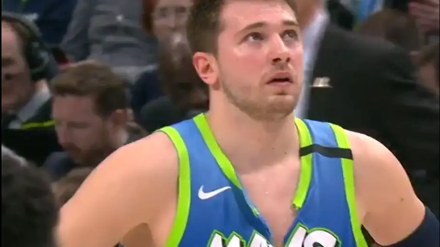 Doncic raja su camiseta en pleno partido NBA