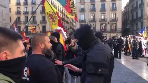 Un Mosso intenta intermedia entre los asistentes a la concentración de Vox y el grupo de CDR presentes en Sant Jaume Un Mosso intenta intermedia entre los asistentes a la concentración de Vox y el grupo de CDR presentes en Sant Jaume