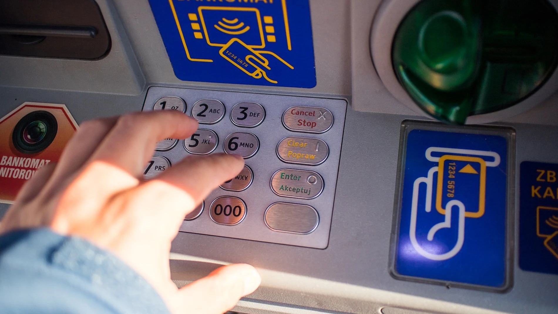 Imagen de archivo de un cajero automático. Imagen de archivo de un cajero automático.