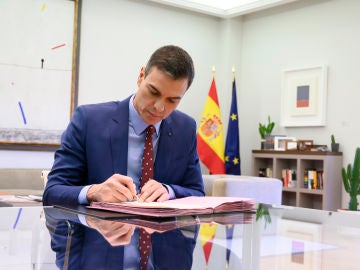 Pedro Sánchez firmando los decretos de los nombramientos