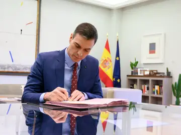 Pedro Sánchez firmando los decretos de los nombramientos Pedro Sánchez firmando los decretos de los nombramientos