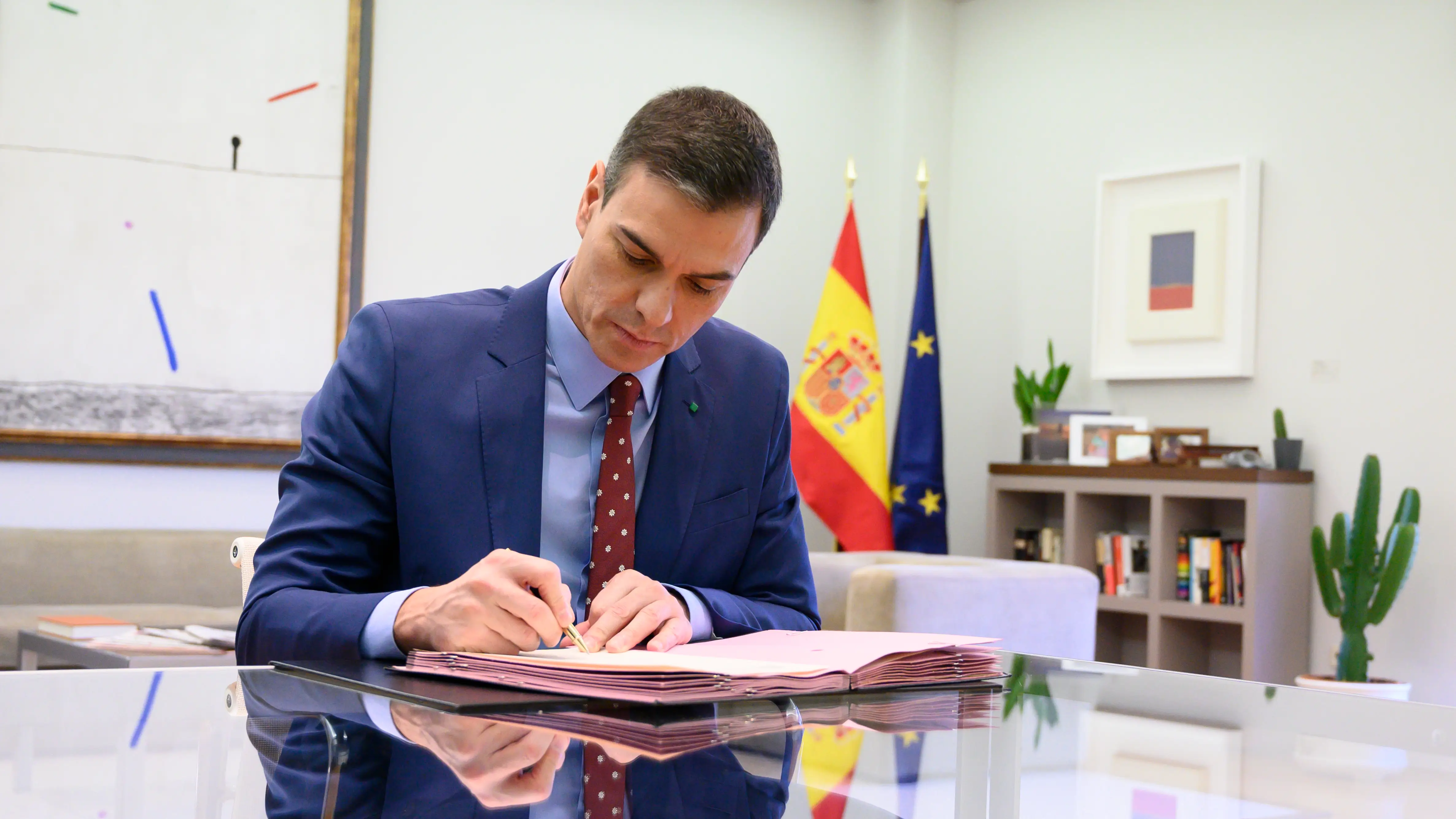 Pedro Sánchez firmando los decretos de los nombramientos Pedro Sánchez firmando los decretos de los nombramientos
