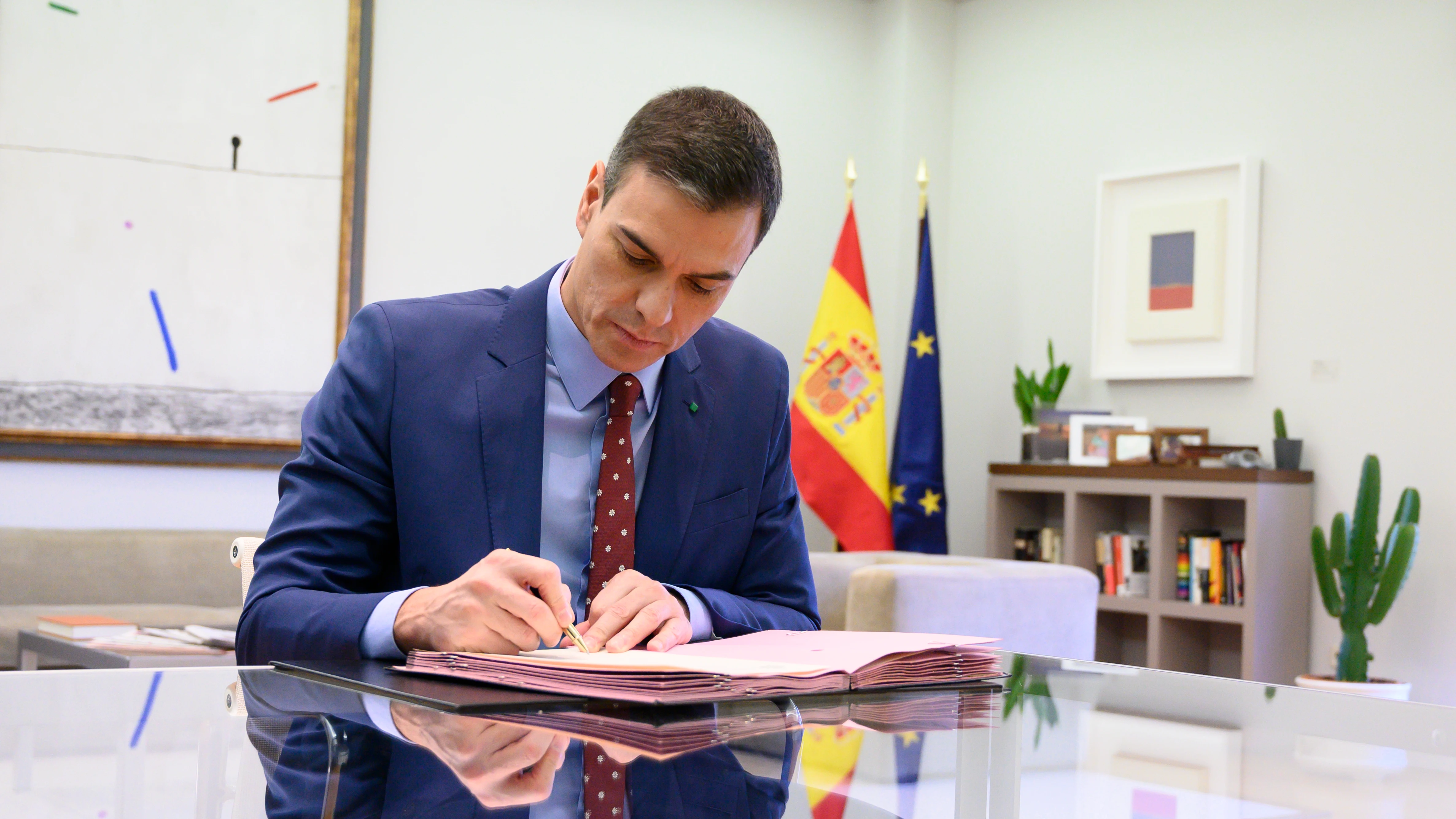 Pedro Sánchez firmando los decretos de los nombramientos Pedro Sánchez firmando los decretos de los nombramientos