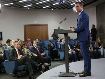 Imagen de Pedro Sánchez ante los medios