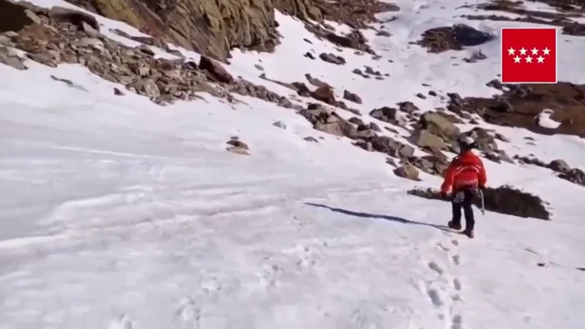 Muere un hombre tras precipitarse por una ladera de 300 metros en la Sierra de Madrid Muere un hombre tras precipitarse por una ladera de 300 metros en la Sierra de Madrid