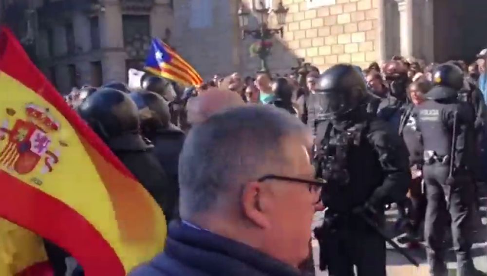 Cruce de gritos e insultos entre los simpatizantes de Vox y los CDR concentrados en Barcelona