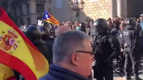 Cruce de gritos e insultos entre los simpatizantes de Vox y los CDR concentrados en Barcelona Cruce de gritos e insultos entre los simpatizantes de Vox y los CDR concentrados en Barcelona