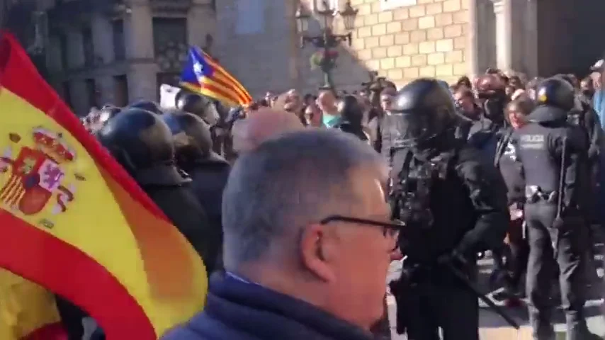 Cruce de gritos e insultos entre los simpatizantes de Vox y los CDR concentrados en Barcelona