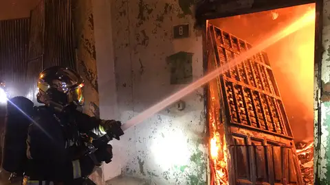Los Bomberos han atacado el incendio confinándolo a la zona afectada y evitando su propagación Los Bomberos han atacado el incendio confinándolo a la zona afectada y evitando su propagación
