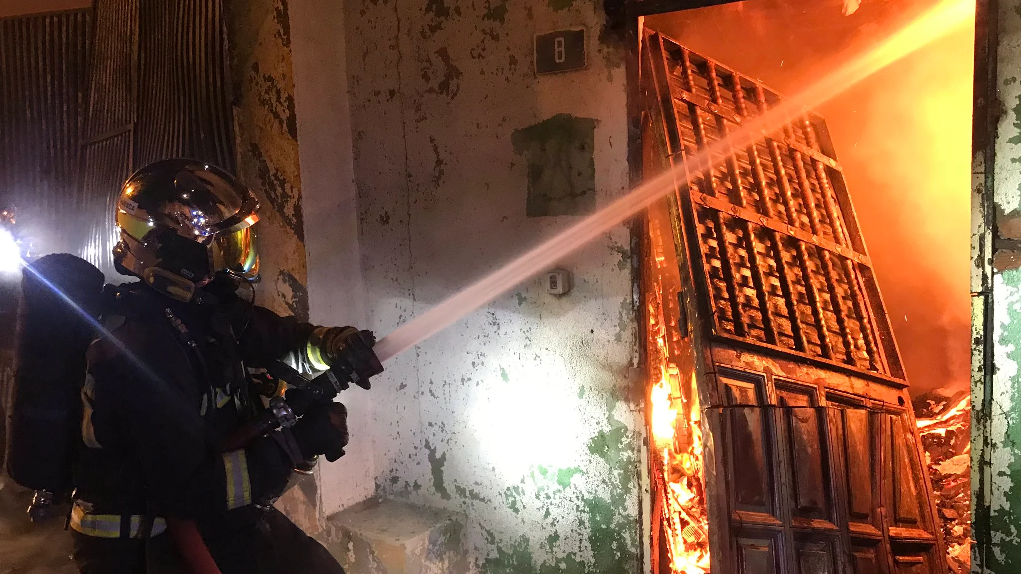 Los Bomberos han atacado el incendio confinándolo a la zona afectada y evitando su propagación Los Bomberos han atacado el incendio confinándolo a la zona afectada y evitando su propagación