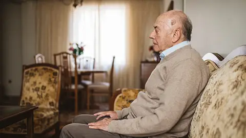Anciano en sofá Anciano en sofá