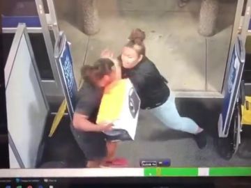 Una mujer evita un robo en una tienda y le contratan en la UFC