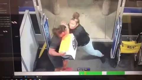 Una mujer evita un robo en una tienda y le contratan en la UFC Una mujer evita un robo en una tienda y le contratan en la UFC