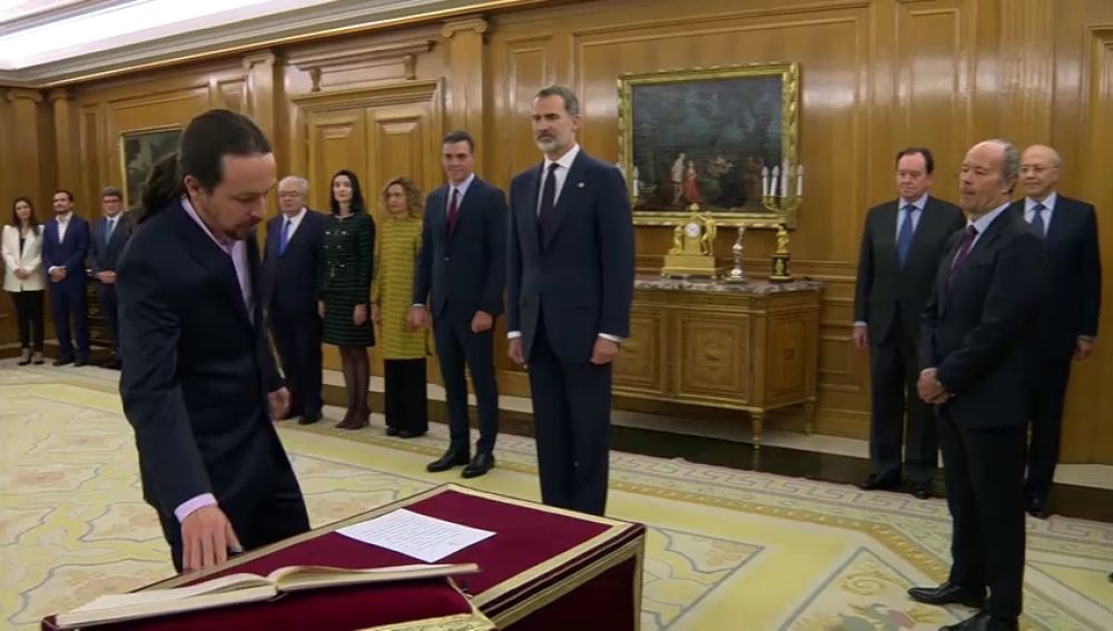 El Gobierno de coalición, con "ministras y ministros", promete su cargo ante el rey