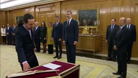 El Gobierno de coalición, con "ministras y ministros", promete su cargo ante el rey El Gobierno de coalición, con "ministras y ministros", promete su cargo ante el rey