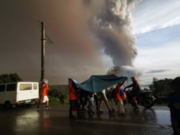 Evacuación por el volcán Taal, en Filipinas