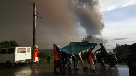 Evacuación por el volcán Taal, en Filipinas Evacuación por el volcán Taal, en Filipinas