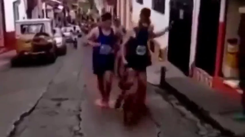 Lluvia de criticas a un atleta que golpeó a un perro callejero Lluvia de criticas a un atleta que golpeó a un perro callejero