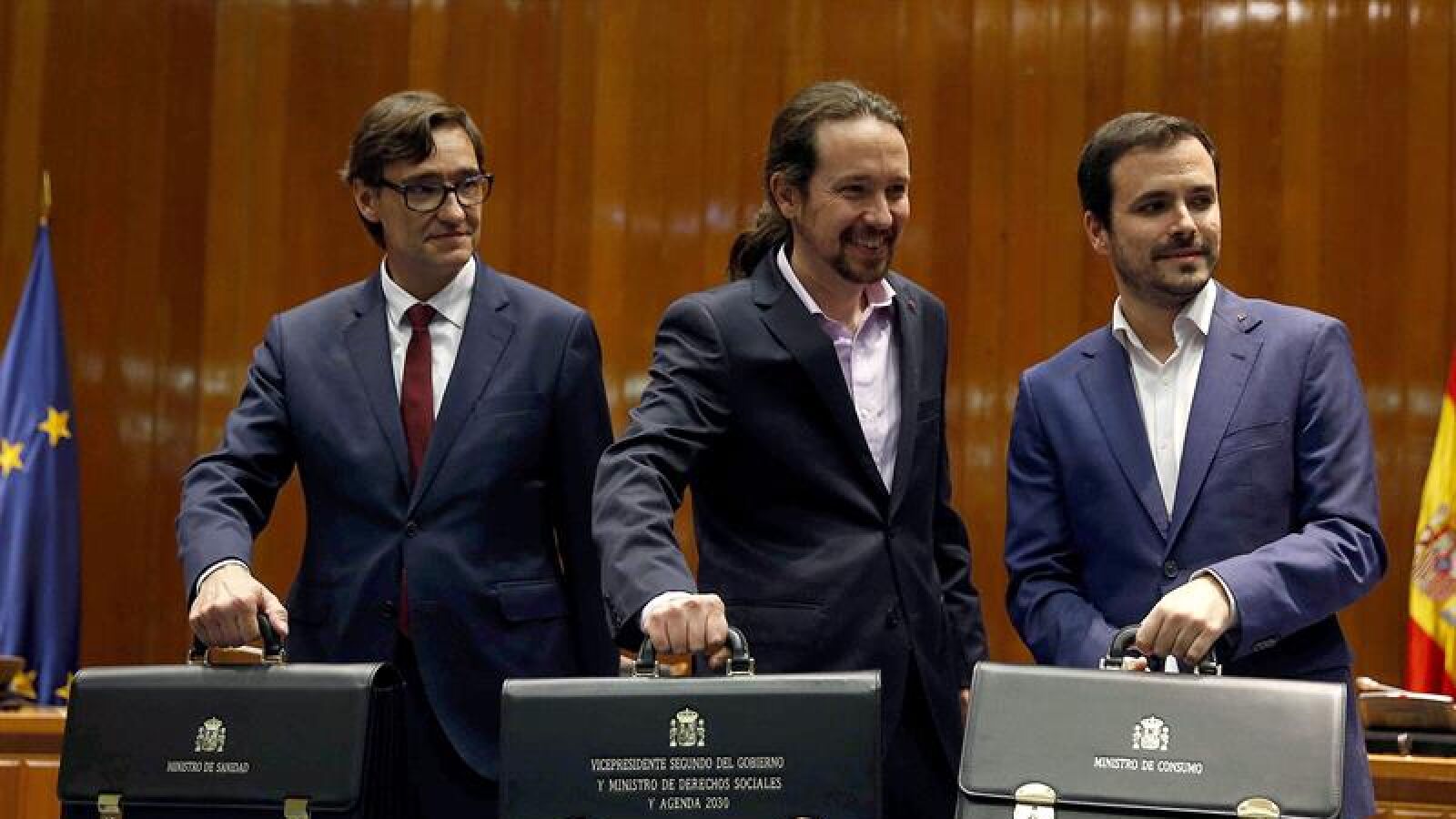 Las curiosidades de la toma de posesión: primera pareja y un triángulo rojo en la solapa de Pablo Iglesias