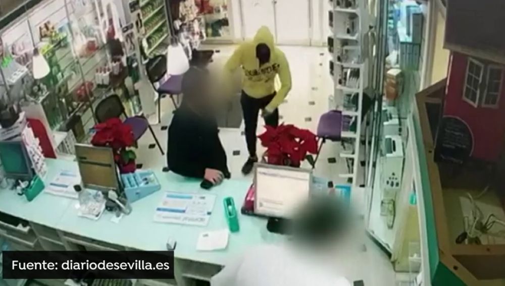 Un farmacéutico se defiende con un bastón de un atracador en Sevilla