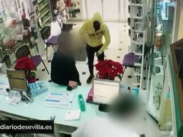 Un farmacéutico se defiende con un bastón de un atracador en Sevilla