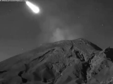 Imagen del paso del meteorito 2019UO sobre el volcán Popocateptl