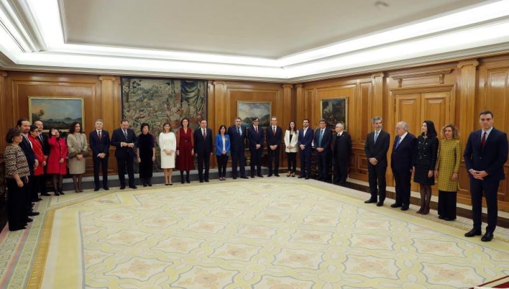 Los ministros y vicepresidentes de Pedro Sánchez prometen su cargo ante el Rey