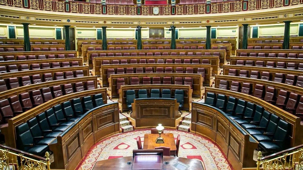 El banco azul del Congreso se adapta para acoger a los 23 miembros del Gobierno Nuevo Gobierno