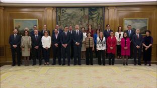 El Gobierno de coalici&oacute;n, con "ministras y ministros", promete su cargo ante el rey