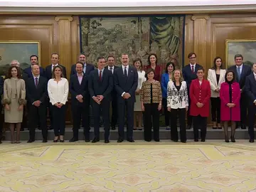 El Gobierno de coalición, con "ministras y ministros", promete su cargo ante el rey El Gobierno de coalición, con "ministras y ministros", promete su cargo ante el rey