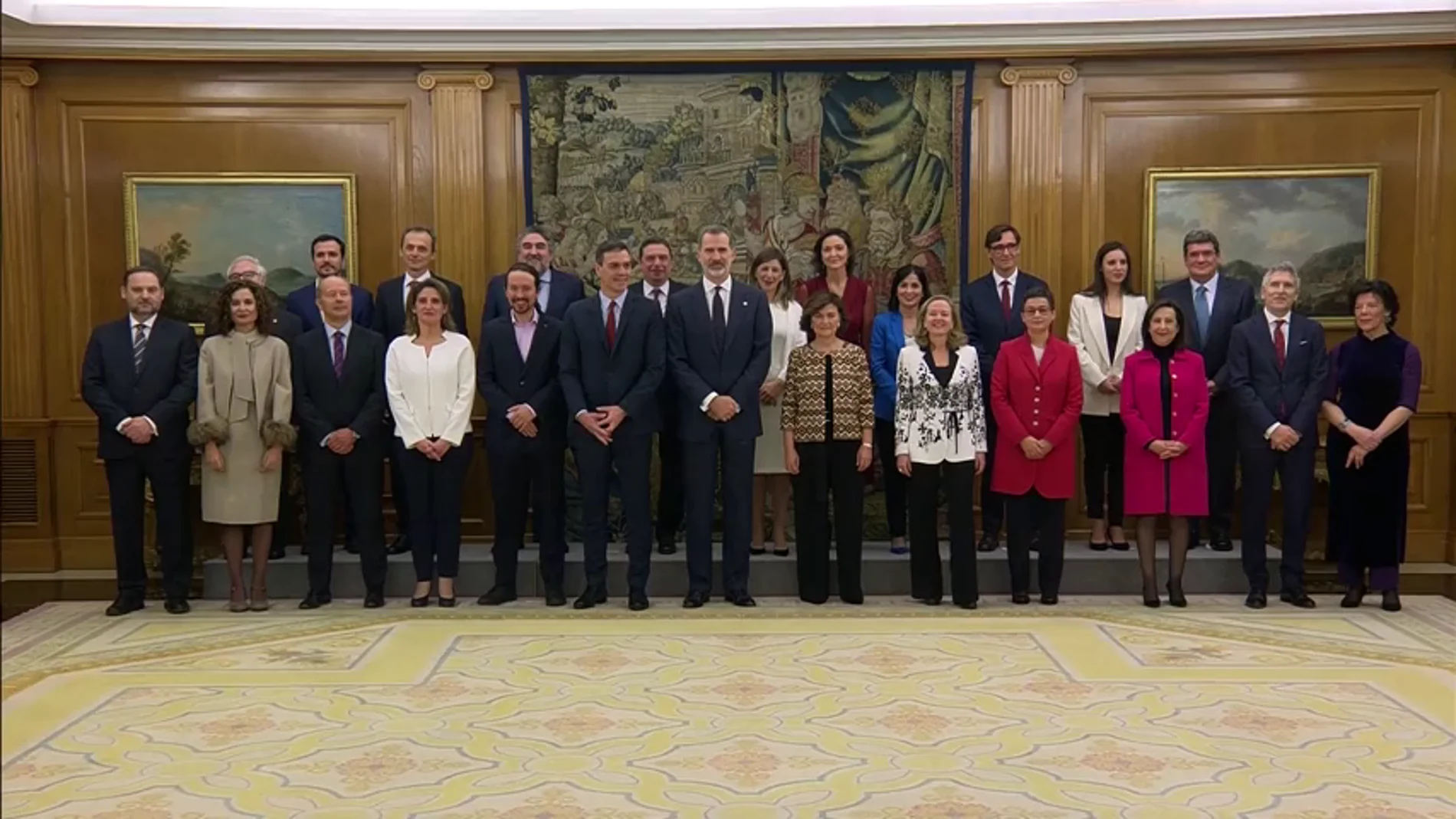 El Gobierno de coalición, con "ministras y ministros", promete su cargo ante el rey El Gobierno de coalición, con "ministras y ministros", promete su cargo ante el rey