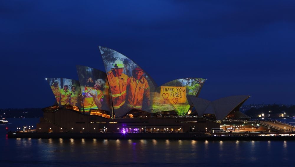 Homenaje a los bomberos de Australia en la Ópera de Sidney