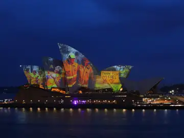 Homenaje a los bomberos de Australia en la Ópera de Sidney Homenaje a los bomberos de Australia en la Ópera de Sidney