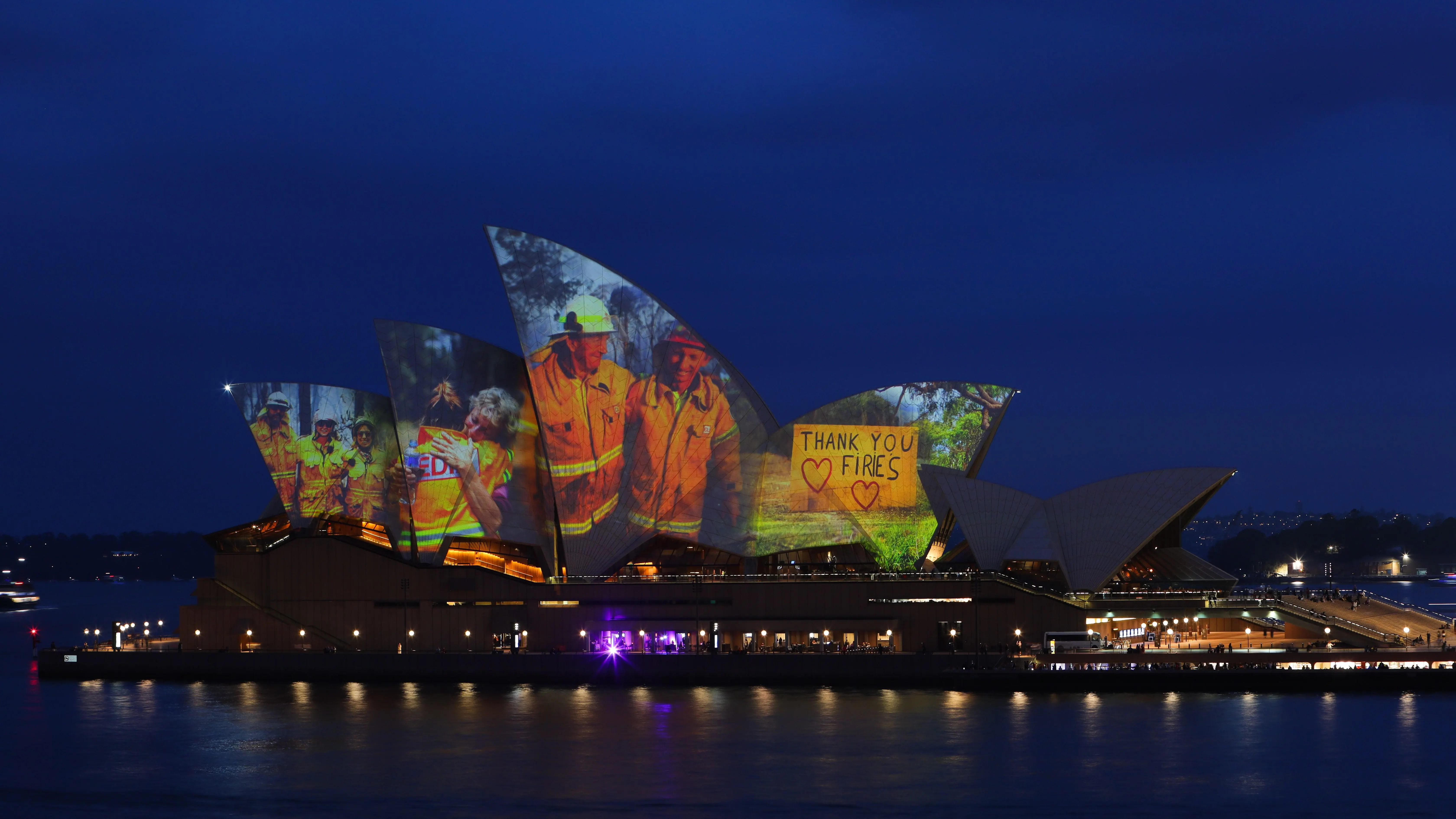 Homenaje a los bomberos de Australia en la &Oacute;pera de Sidney