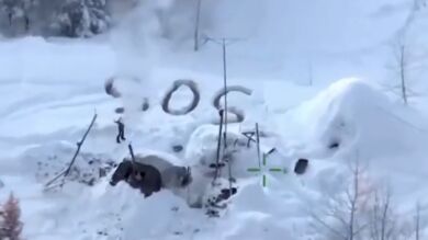 Rescatado en Alaska gracias al mensaje de SOS que dibujó en la nieve