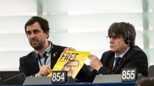 Puigdemont y Com&iacute;n muestran un cartel pidiendo la libertad de Oriol Junqueras en la Euroc&aacute;mara