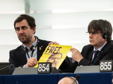 Puigdemont y Comín muestran un cartel pidiendo la libertad de Oriol Junqueras en la Eurocámara