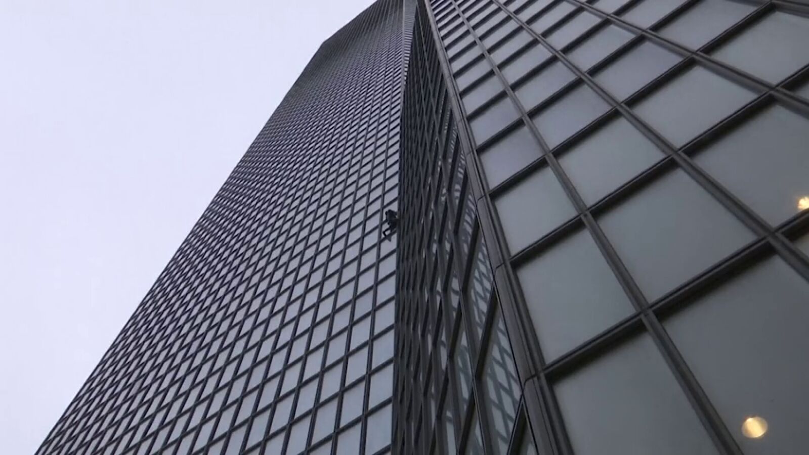 El 'Spiderman francés' escala una torre de 187 metros en París para apoyar a los huelguistas