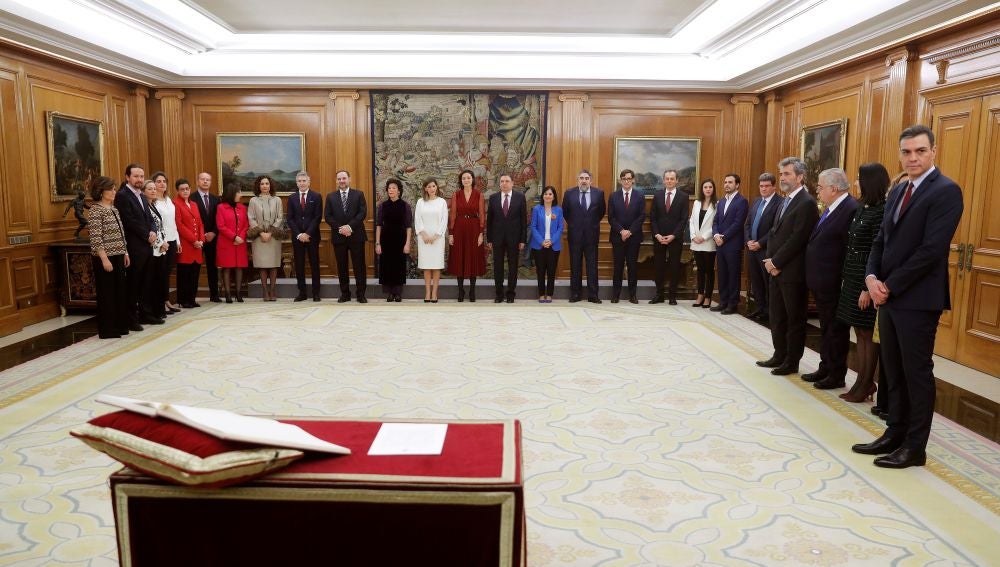 Los ministros del nuevo Gobierno momentos antes de jurar o prometer ante el rey 