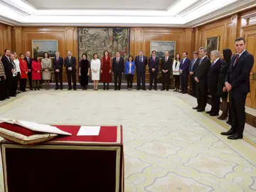 Los ministros del nuevo Gobierno momentos antes de jurar o prometer ante el rey Los ministros del nuevo Gobierno momentos antes de jurar o prometer ante el rey