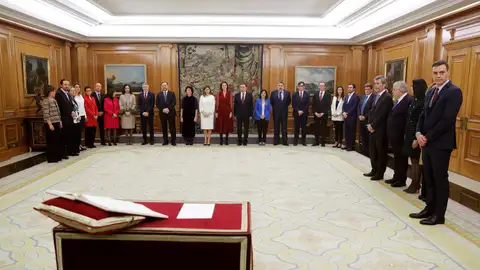 Los ministros del nuevo Gobierno momentos antes de jurar o prometer ante el rey Los ministros del nuevo Gobierno momentos antes de jurar o prometer ante el rey