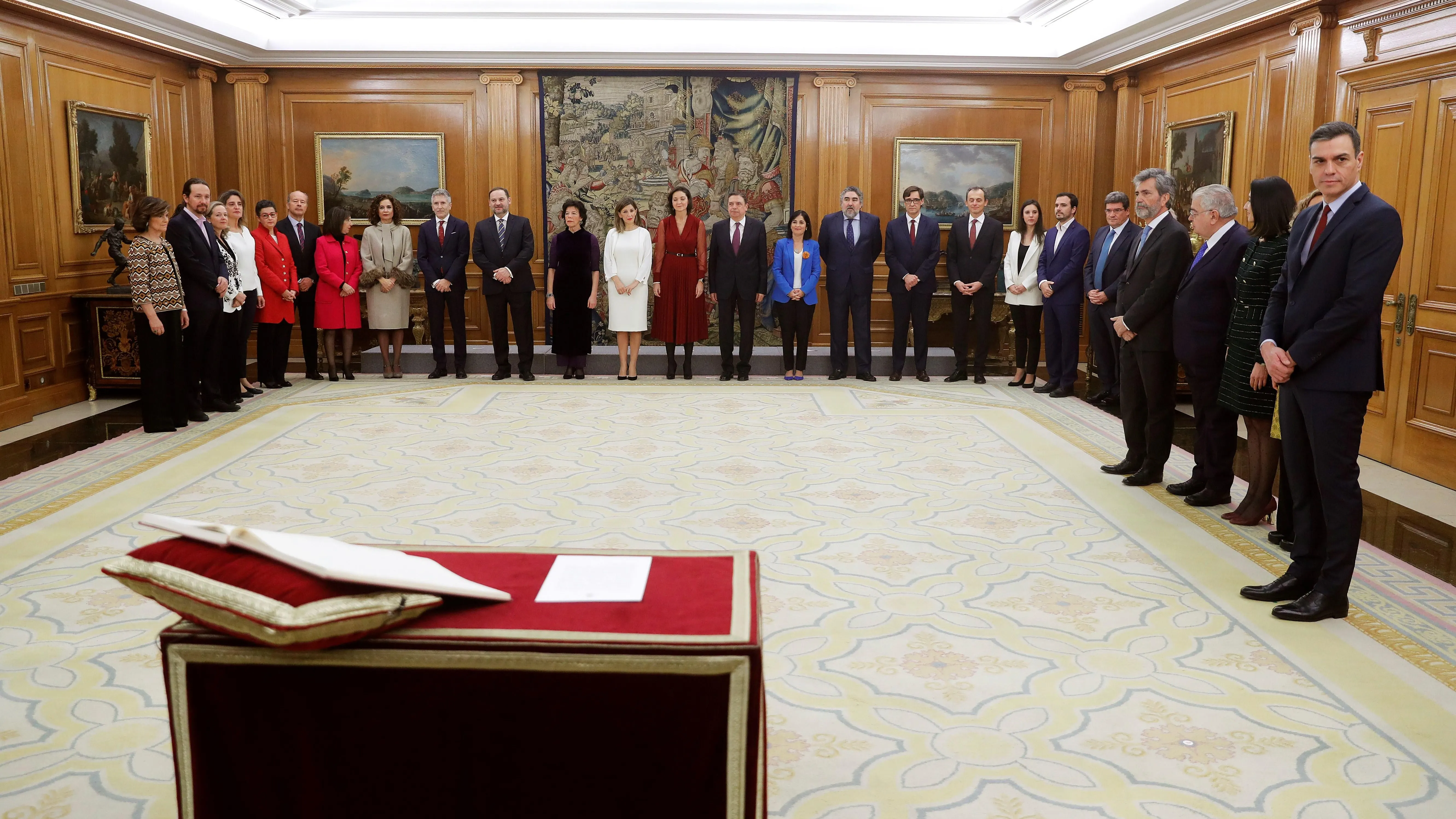 Los ministros del nuevo Gobierno momentos antes de jurar o prometer ante el rey Los ministros del nuevo Gobierno momentos antes de jurar o prometer ante el rey