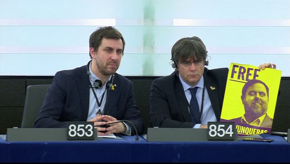 Puigdemont y Comín exhiben una pancarta de 'Free Junqueras' en su estreno en el Parlamento Europeo