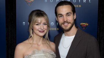 Melissa Benoist y Chris Wood en la fiesta de 'Supergirl'