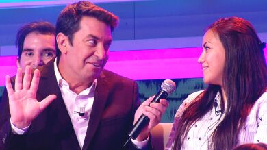 Arturo Valls se postula para presentar '¡Sorpresa, sorpresa!' emulando a Isabel Gemio en '¡Ahora caigo!' 