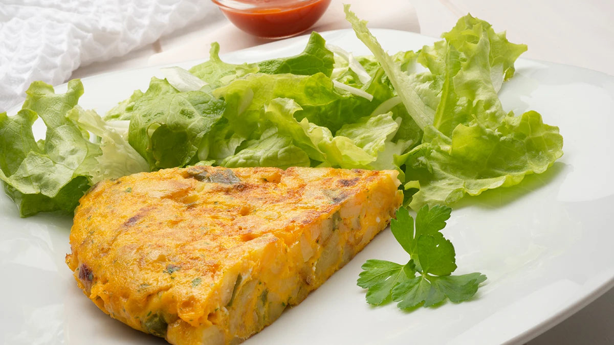 Tortilla de patatas con tomate picante y ensalada Tortilla de patatas con tomate picante y ensalada