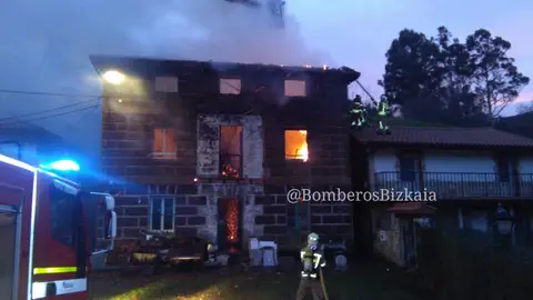 Los bomberos apagando el fuego de una casa Los bomberos apagando el fuego de una casa