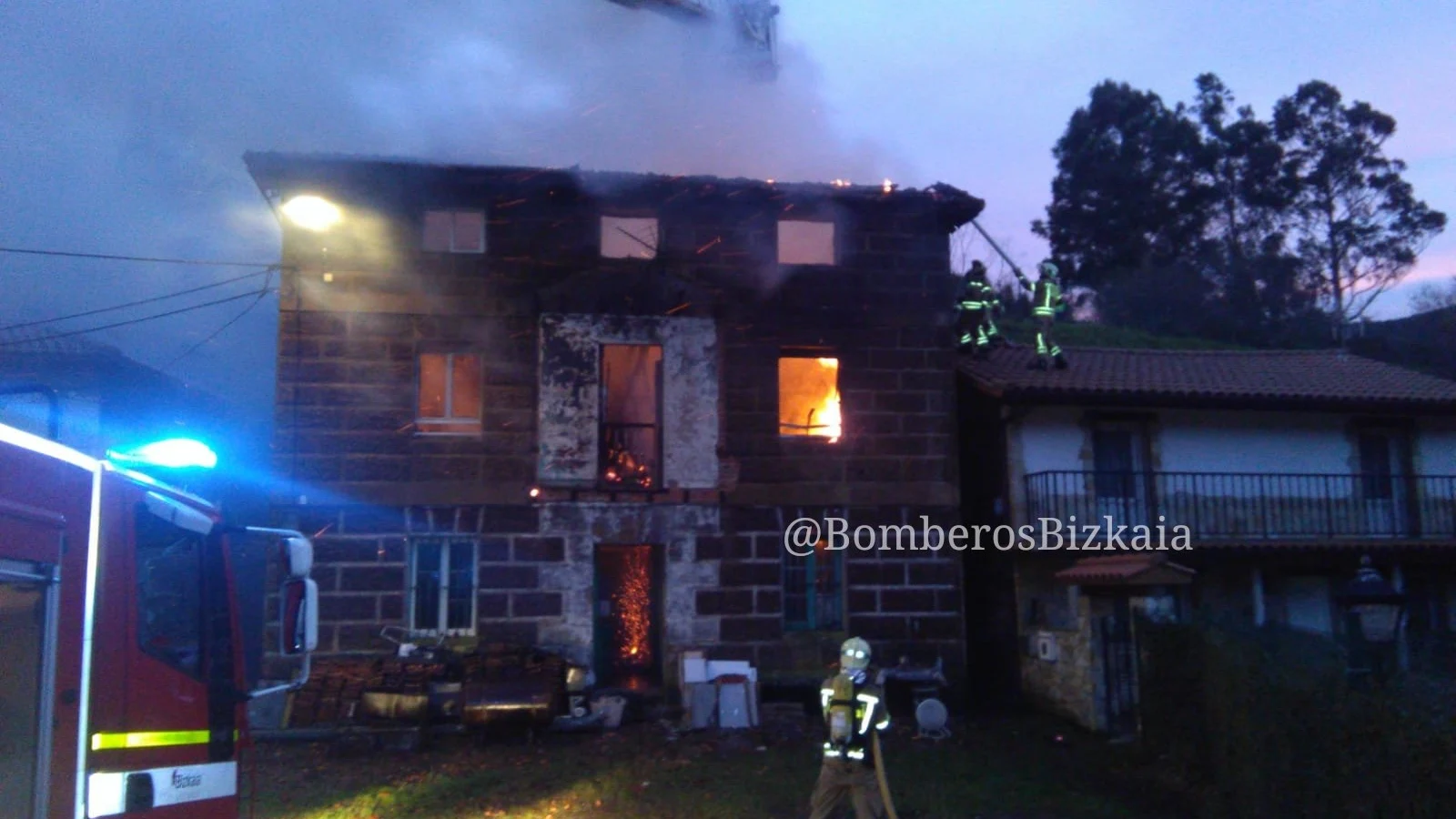Los bomberos apagando el fuego de una casa Los bomberos apagando el fuego de una casa
